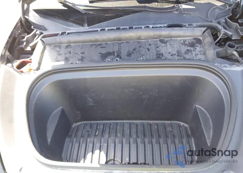 2024 Tesla Model Y Long Range Dual Motor All-Wheel Drive z USA, uszkodzony, nr VIN 7SAYGDEE0RF078242